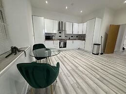 Gorgeous Spacious Apartment With Sea View