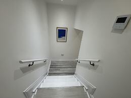 Gorgeous Spacious Apartment With Sea View