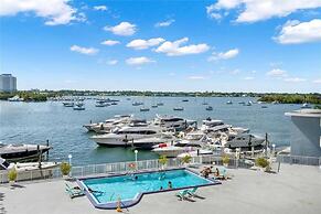 Bayshore Bliss- Cozy Space Pool Views