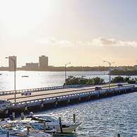 Bayshore Bliss- Cozy Space Pool Views