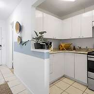 Bayshore Bliss- Cozy Space Pool Views