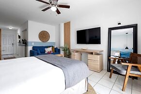 Bayshore Bliss- Cozy Space Pool Views