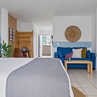 Bayshore Bliss- Cozy Space Pool Views