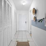 Bayshore Bliss- Cozy Space Pool Views