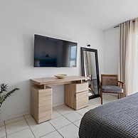 Bayshore Bliss- Cozy Space Pool Views