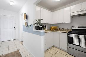 Bayshore Bliss- Cozy Space Pool Views