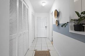 Bayshore Bliss- Cozy Space Pool Views