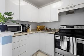 Bayshore Bliss- Cozy Space Pool Views