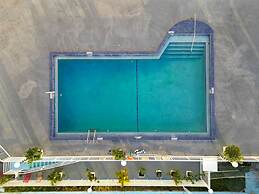 Bayshore Bliss- Cozy Space Pool Views