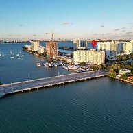 Bayshore Bliss- Cozy Space Pool Views