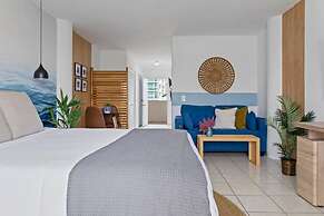 Bayshore Bliss- Cozy Space Pool Views