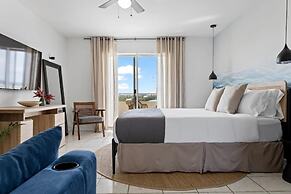 Bayshore Bliss- Cozy Space Pool Views