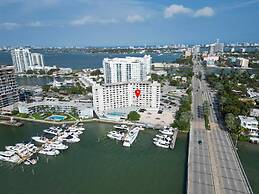 Bayshore Bliss- Cozy Space Pool Views