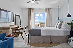 Bayshore Bliss- Cozy Space Pool Views