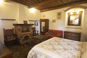 La Pergola, Holiday Home in Tuscany on the Hill and Near the Sea, for 