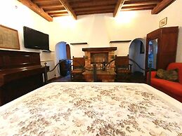 La Pergola, Holiday Home in Tuscany on the Hill and Near the Sea, for 