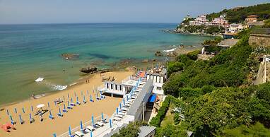 La Pergola, Holiday Home in Tuscany on the Hill and Near the Sea, for 