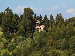 La Pergola, Holiday Home in Tuscany on the Hill and Near the Sea, for 