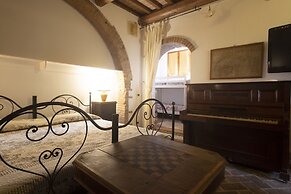 La Pergola, Holiday Home in Tuscany on the Hill and Near the Sea, for 