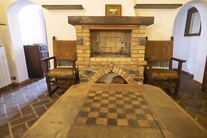 La Pergola, Holiday Home in Tuscany on the Hill and Near the Sea, for 