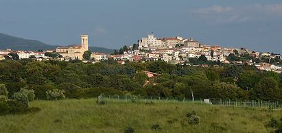 La Pergola, Holiday Home in Tuscany on the Hill and Near the Sea, for 