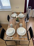 Spacious one Bedroom Apartment With Free Parking