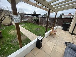 Spacious one Bedroom Apartment With Free Parking