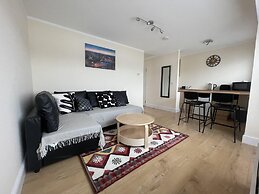 Spacious one Bedroom Apartment With Free Parking