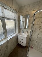 Spacious one Bedroom Apartment With Free Parking