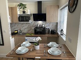 Spacious one Bedroom Apartment With Free Parking