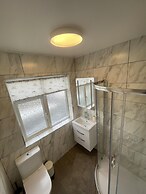 Spacious one Bedroom Apartment With Free Parking