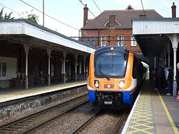 Spacious one Bedroom Apartment With Free Parking