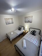 Spacious one Bedroom Apartment With Free Parking