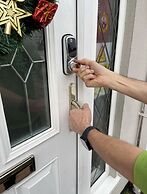 Spacious one Bedroom Apartment With Free Parking