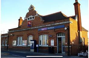 Spacious one Bedroom Apartment With Free Parking