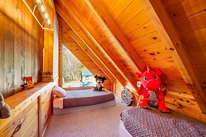 Cozy Family Cabin w/ Hot Tub - 10 Mi to App State!