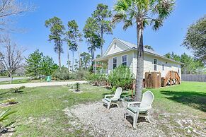 Lovely Carrabelle Home w/ Lake Views & Pool Access