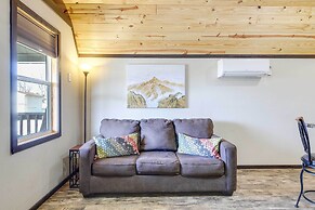 Charming Cabin Near Great Smoky Mountains!