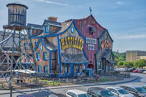 5 Star Celebration 1 Bedroom Cabin by RedAwning