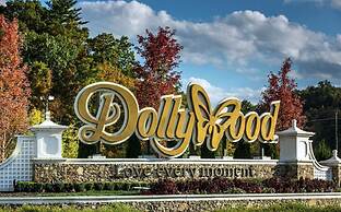 5 Star Celebration 1 Bedroom Cabin by RedAwning