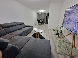 Modern And Spacious 3 Bedrooms Family House