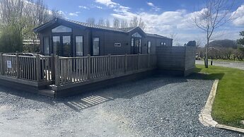 Dog Friendly Lodge With hot Tub, Quiet Location