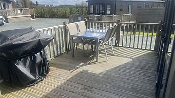 Dog Friendly Lodge With hot Tub, Quiet Location