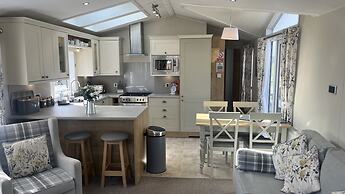 Dog Friendly Lodge With hot Tub, Quiet Location