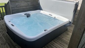 Dog Friendly Lodge With hot Tub, Quiet Location