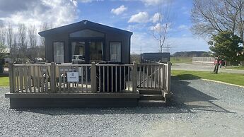 Dog Friendly Lodge With hot Tub, Quiet Location