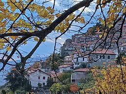 House - Sleeps 5, Scenic Views, Fireplace & Garden