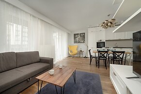 Modern Apartment Terrace by Renters