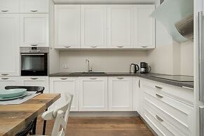 Modern Apartment Terrace by Renters