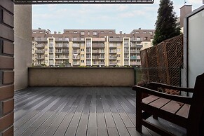 Modern Apartment Terrace by Renters